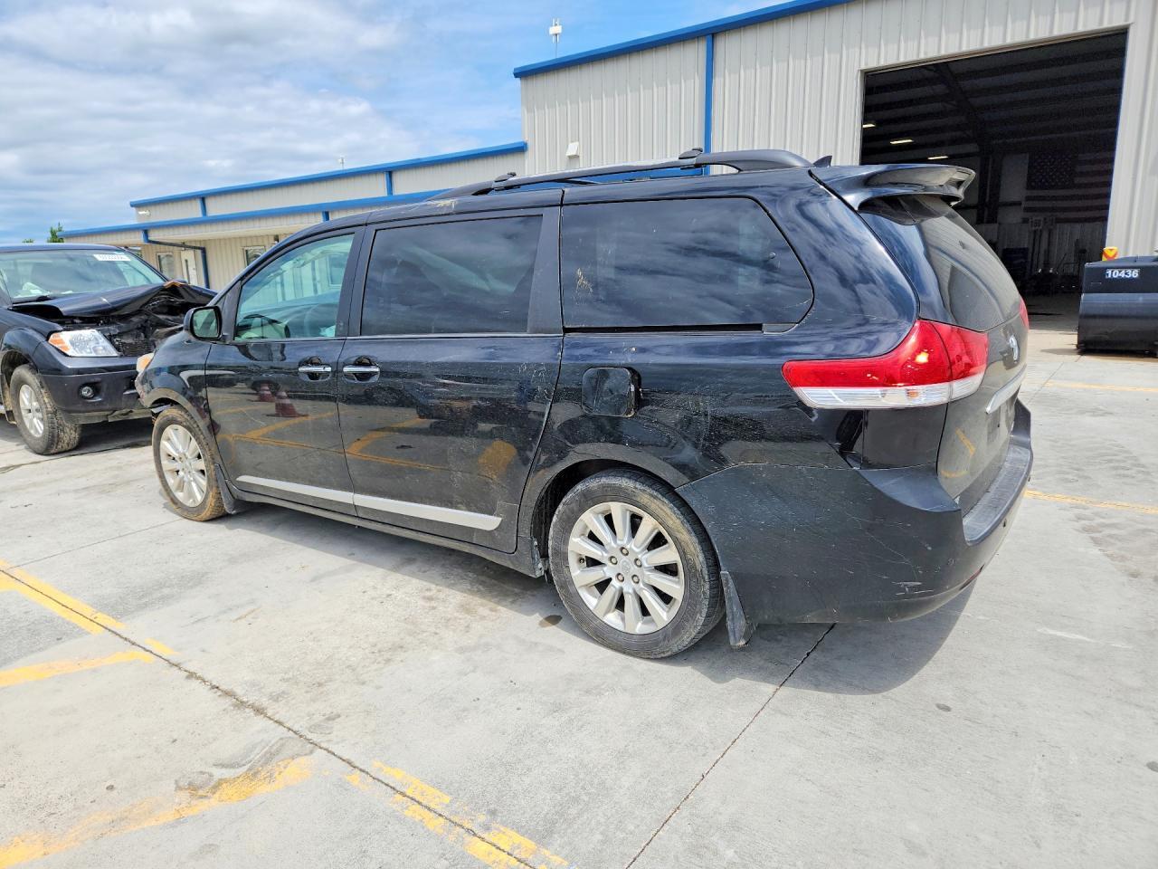 2011 Toyota Sienna Limited 7-Passenger - Фото 2