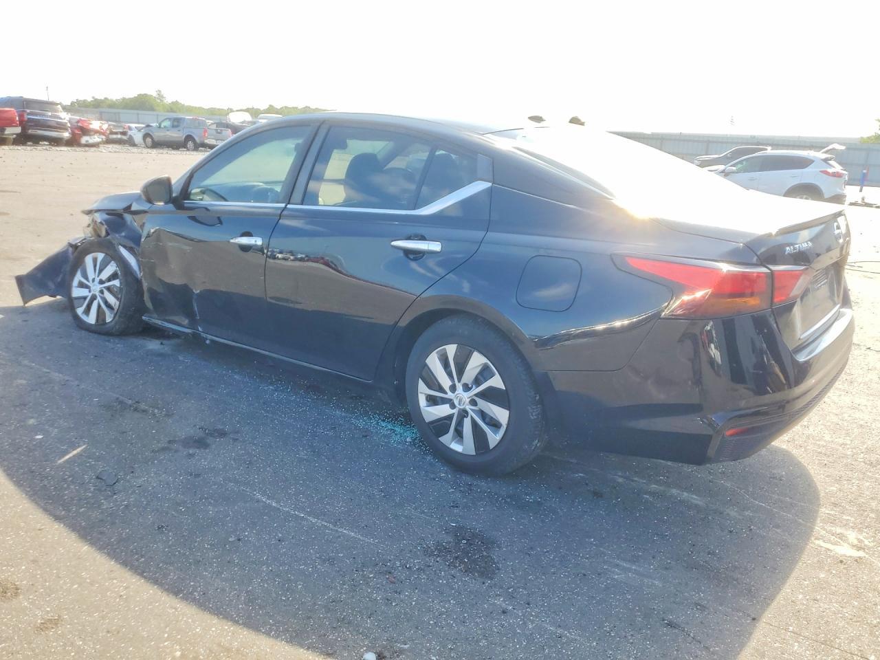 2020 Nissan Altima S - Фото 2