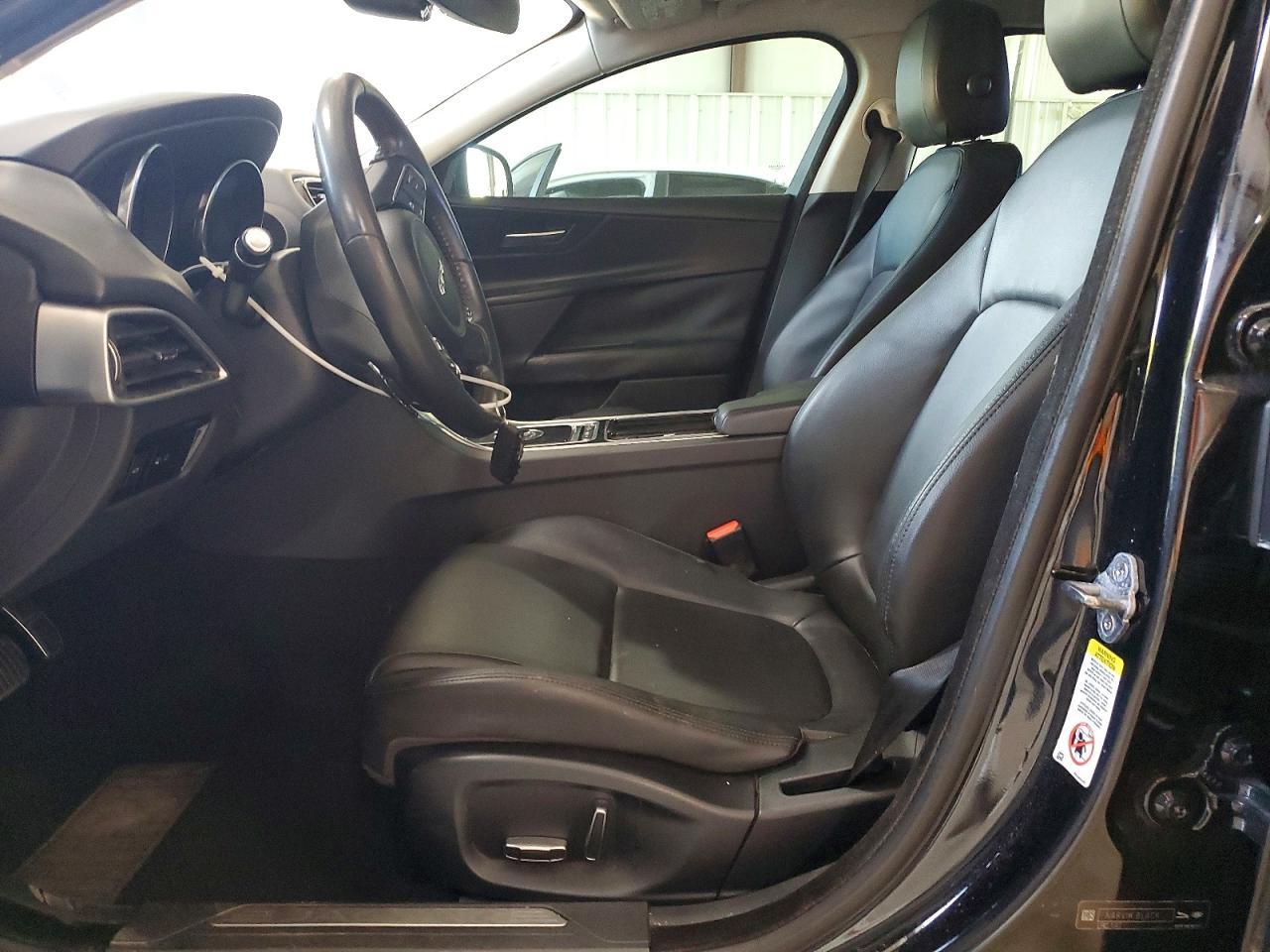 2019 Jaguar Xe - Image 7