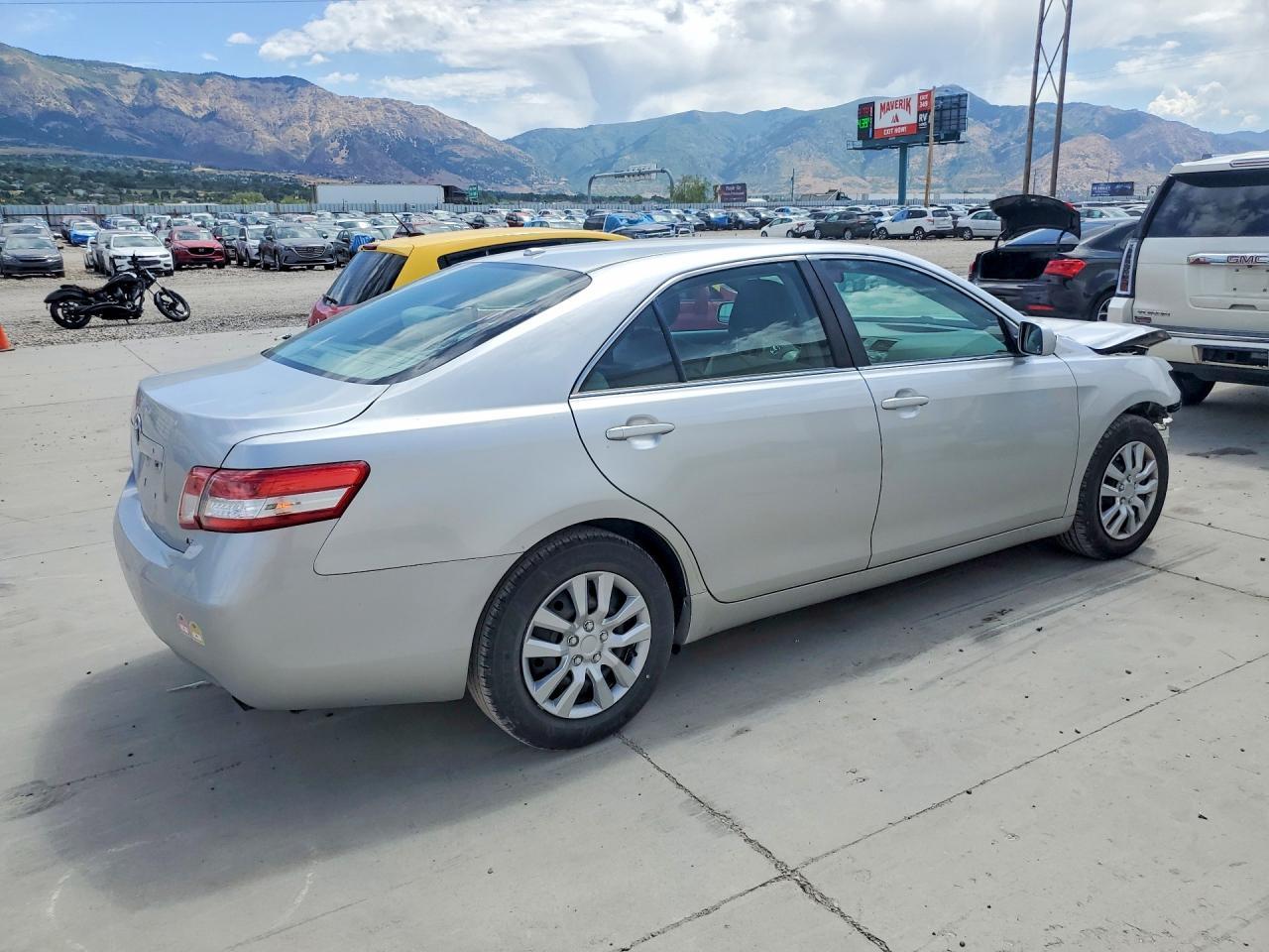 2011 Toyota Camry Le - Фото 3