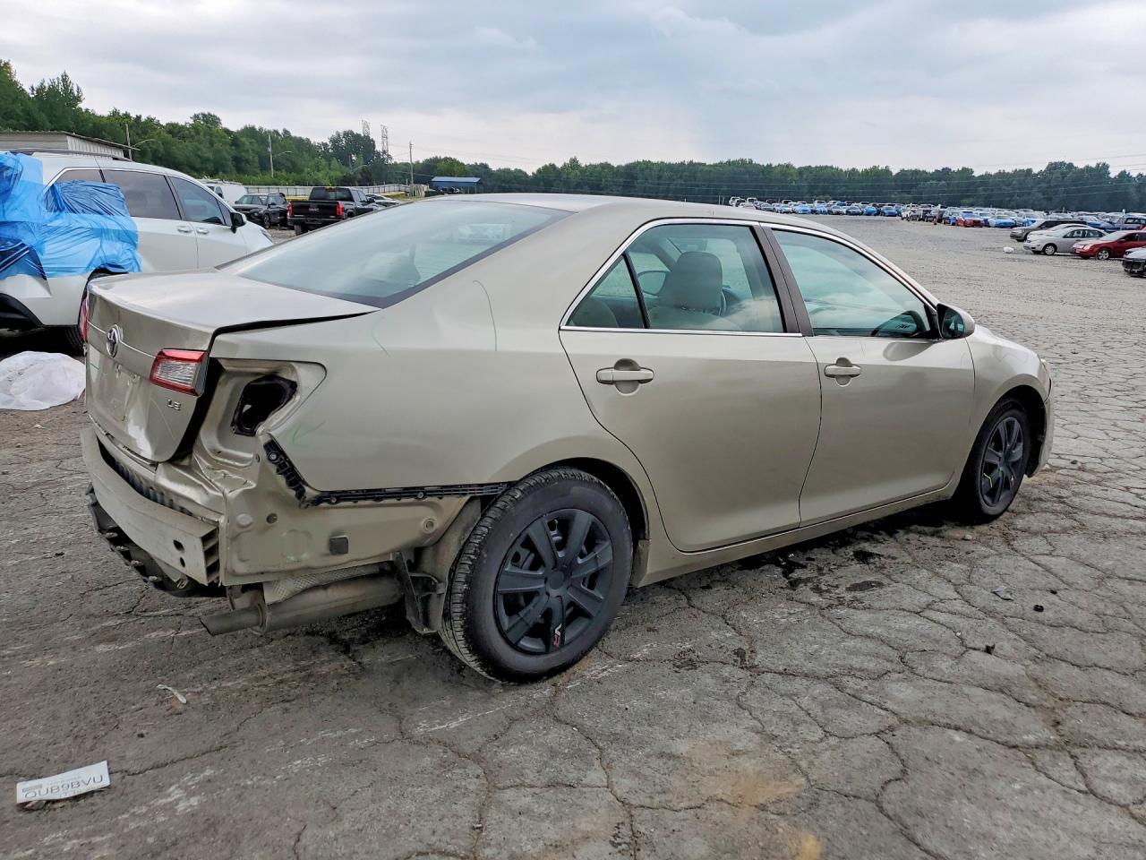 2013 Toyota Camry Le - Фото 3