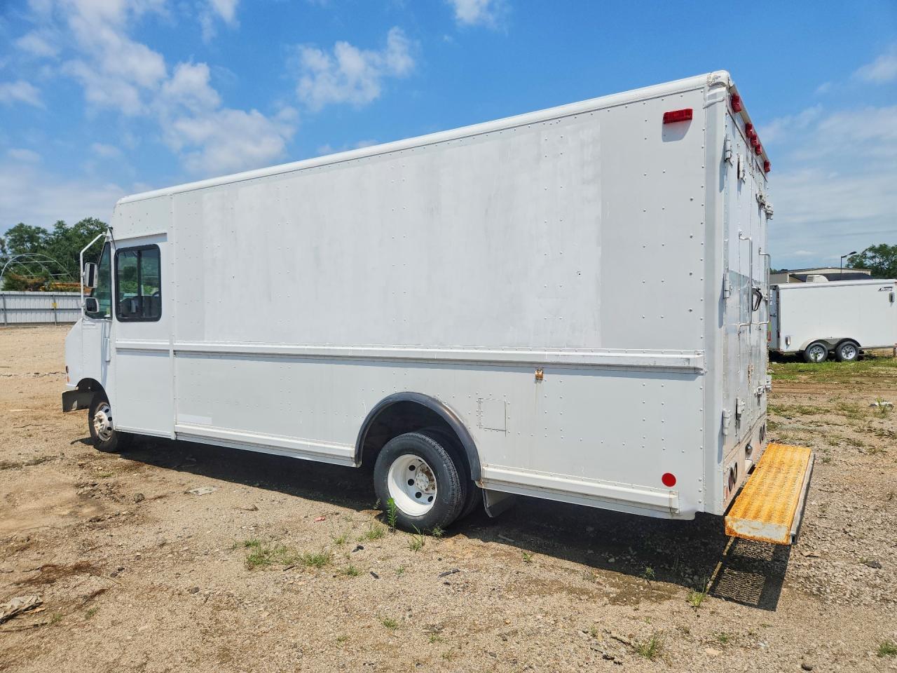 2000 Ford F-59 - Фото 2