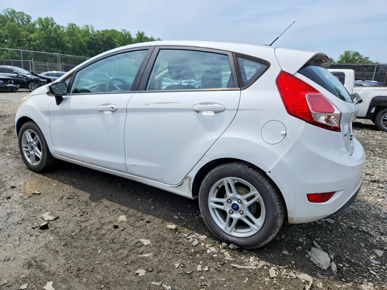 2017 Ford Fiesta Se - Фото 2