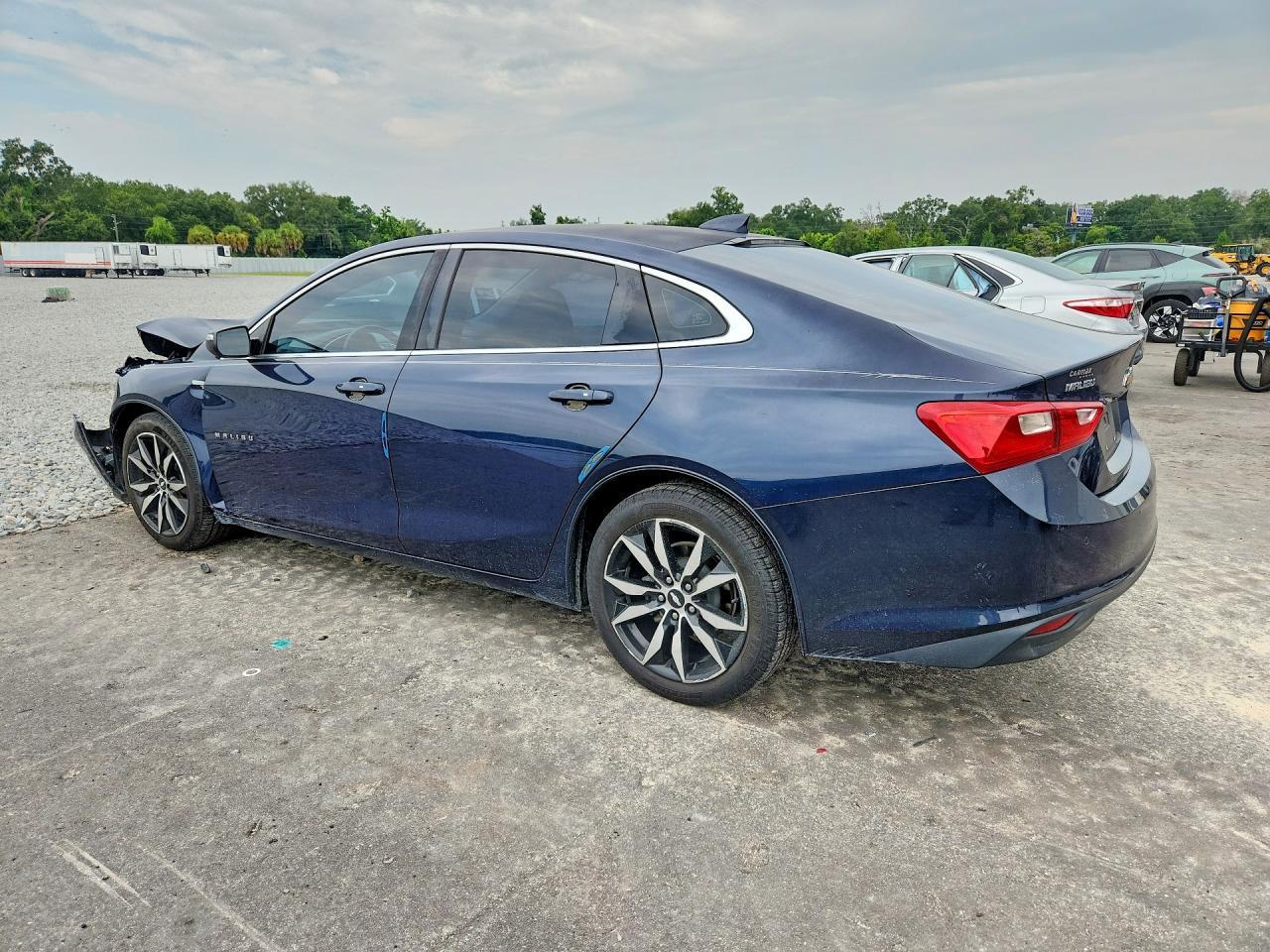2017 Chevrolet Malibu Lt - Image 2