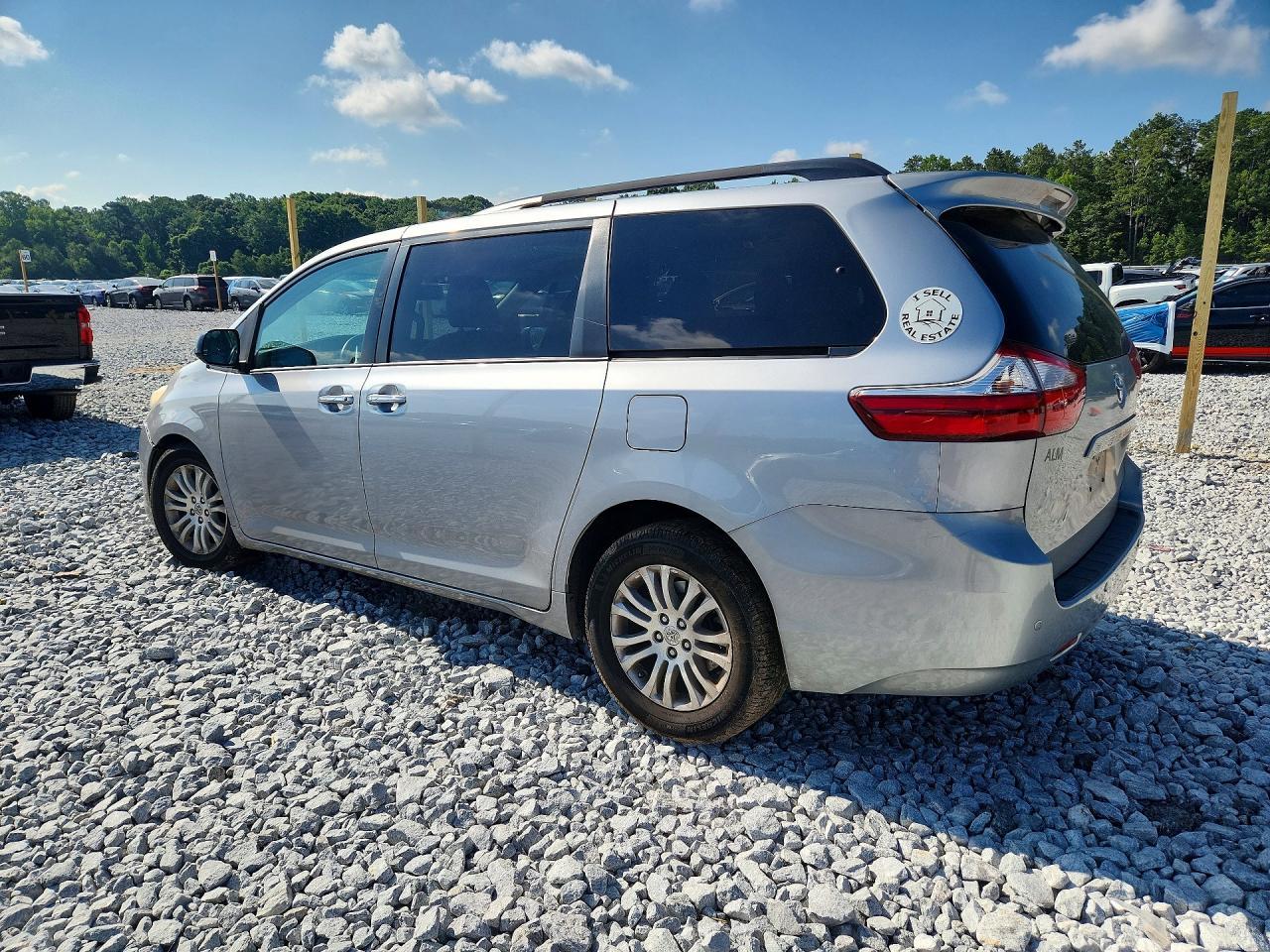 2015 Toyota Sienna Xle Premium 8-Passenger - Image 2