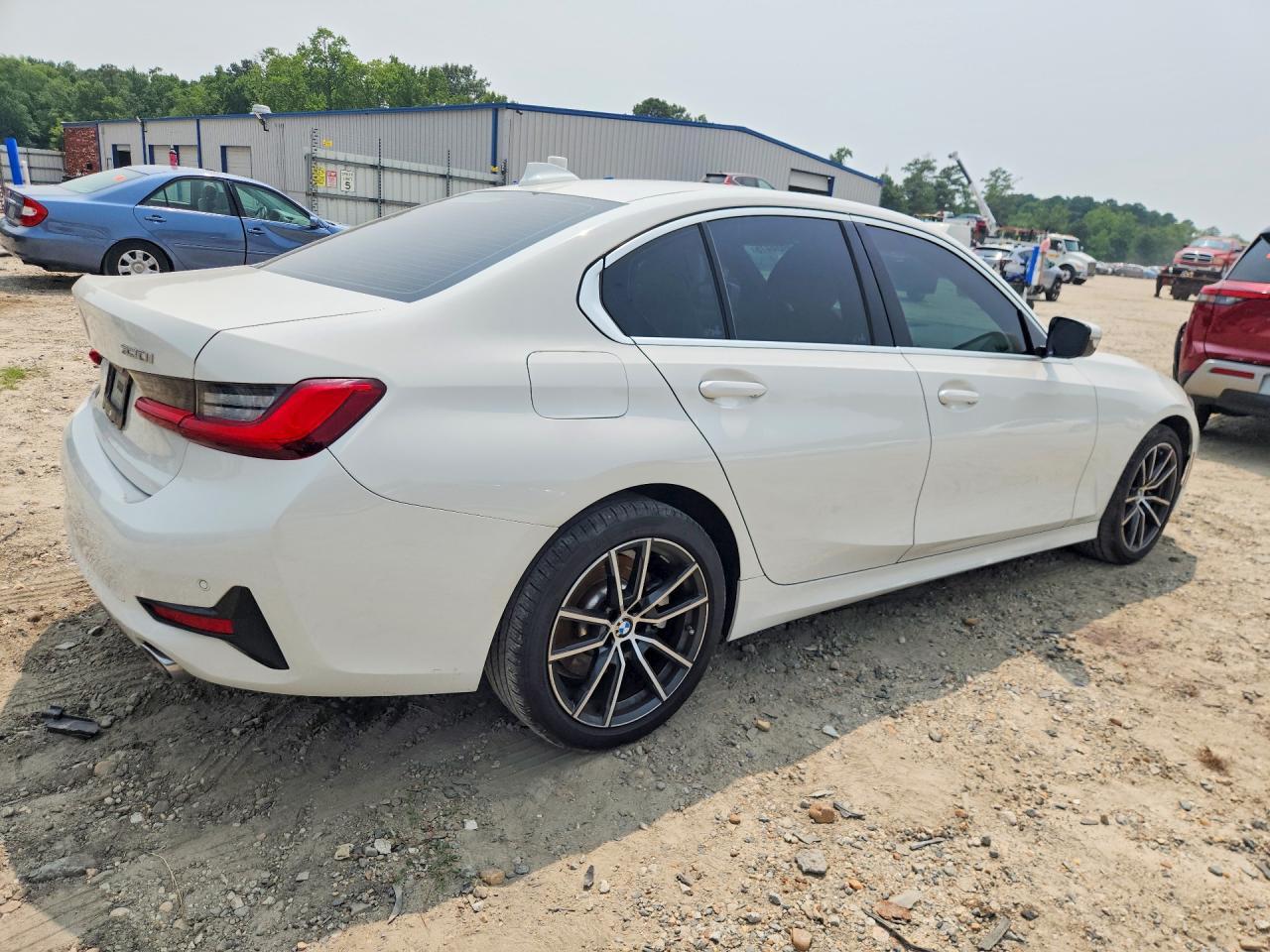 2019 BMW 330Xi - Фото 3