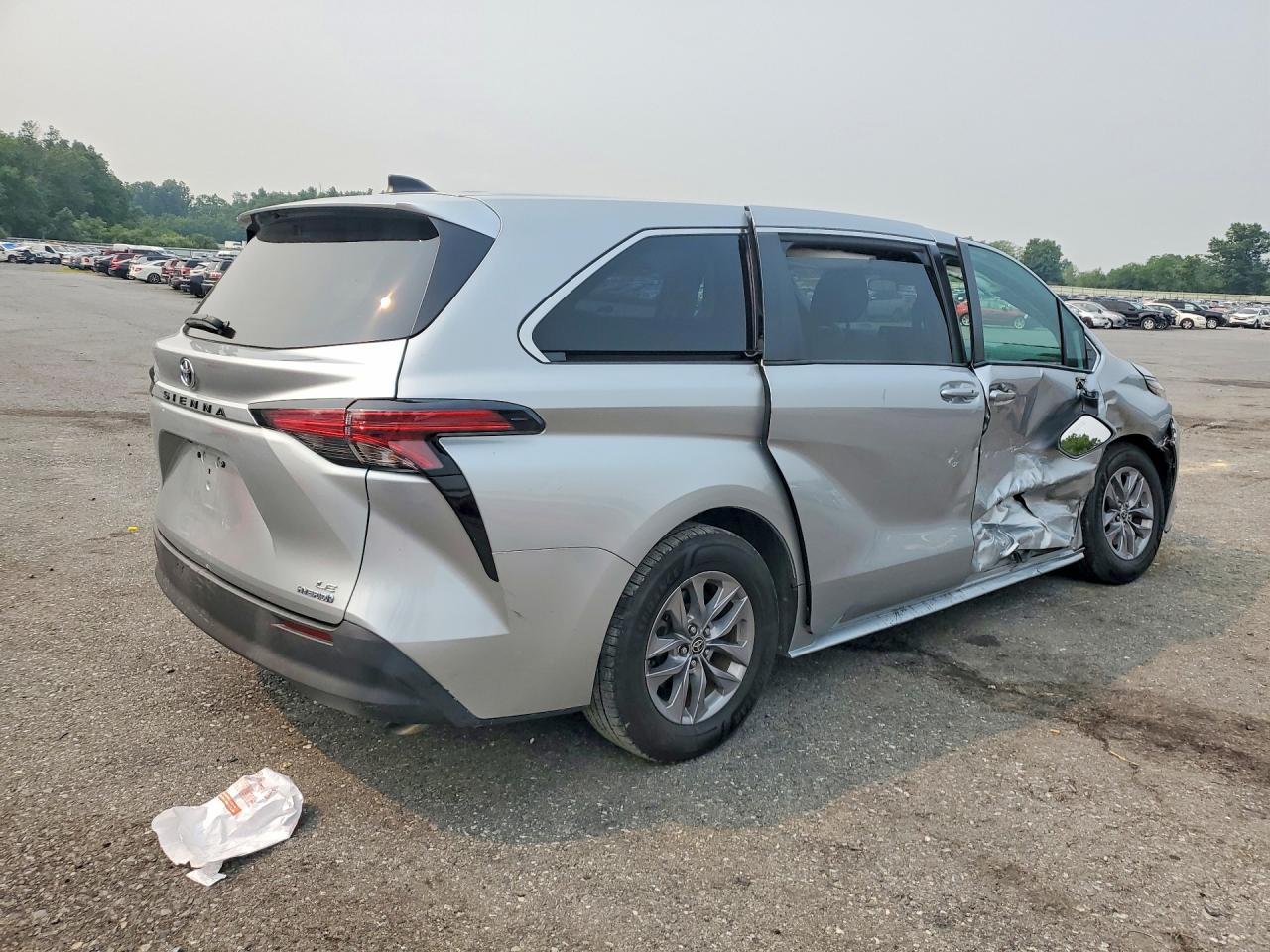 2022 Toyota Sienna Le - Фото 3