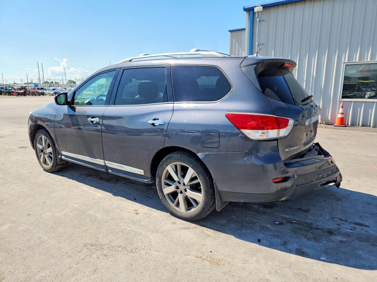 2013 Nissan Pathfinder S - Фото 2