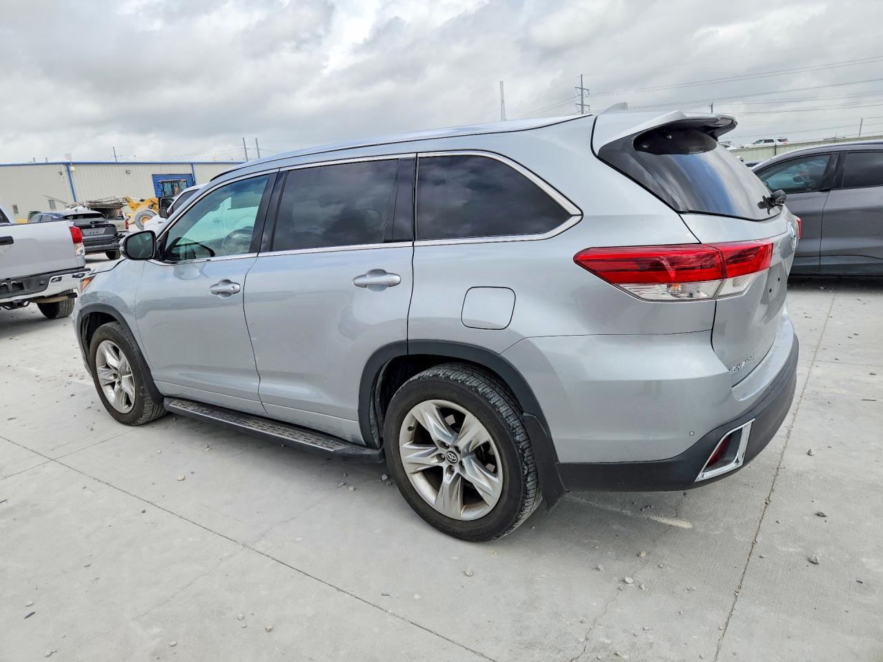 2017 Toyota Highlander Limited - Image 2