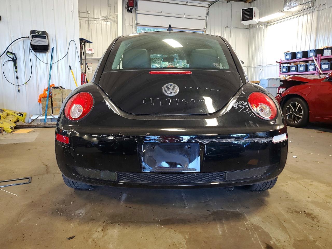 2010 Volkswagen New Beetle - Фото 6