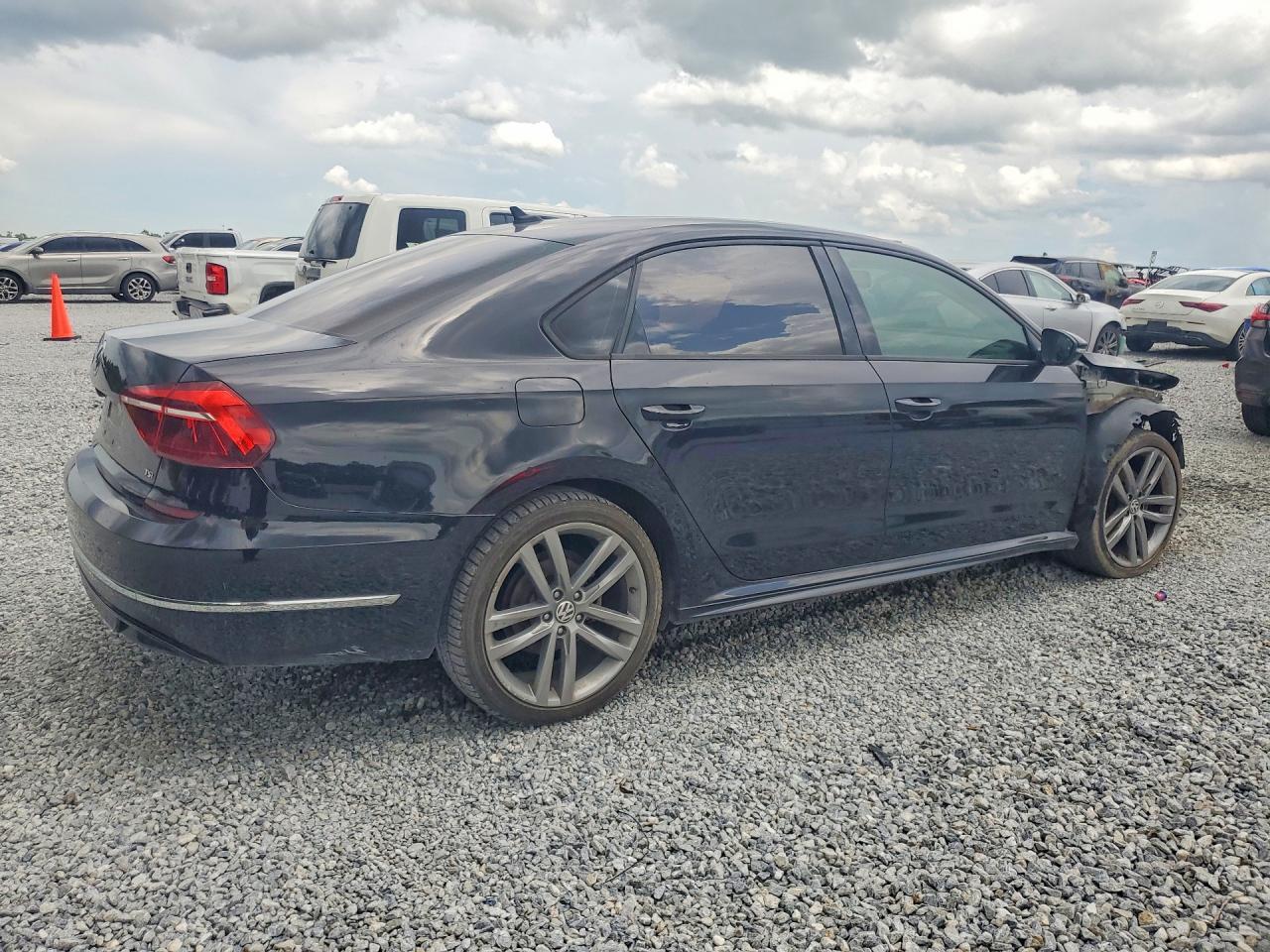 2018 Volkswagen Passat S/R-Line - Image 3