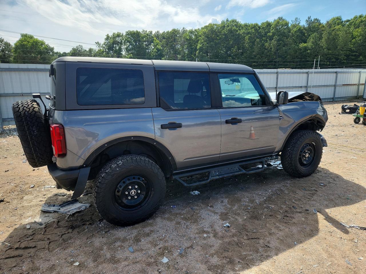 2023 Ford Bronco Base - Image 3