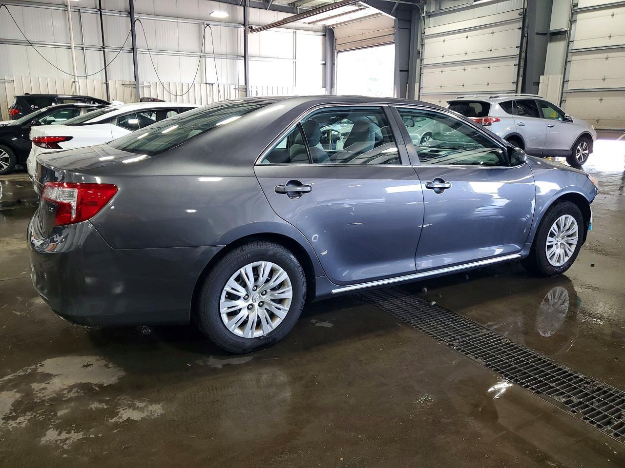2013 Toyota Camry Le - Фото 3