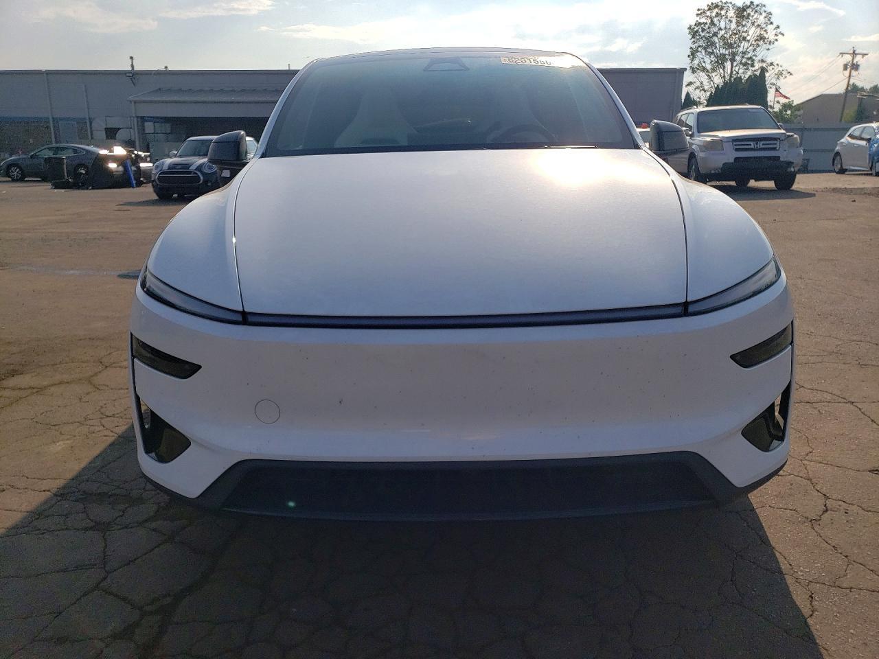 2026 Tesla Model Y - Фото 5