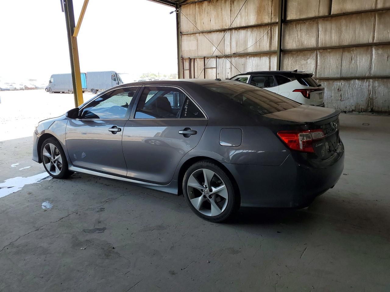 2014 Toyota Camry - Фото 2