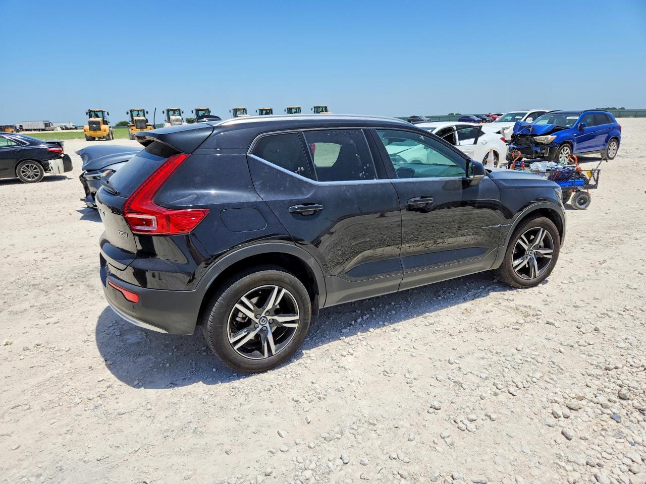 2025 Volvo Xc40 Core - Фото 3
