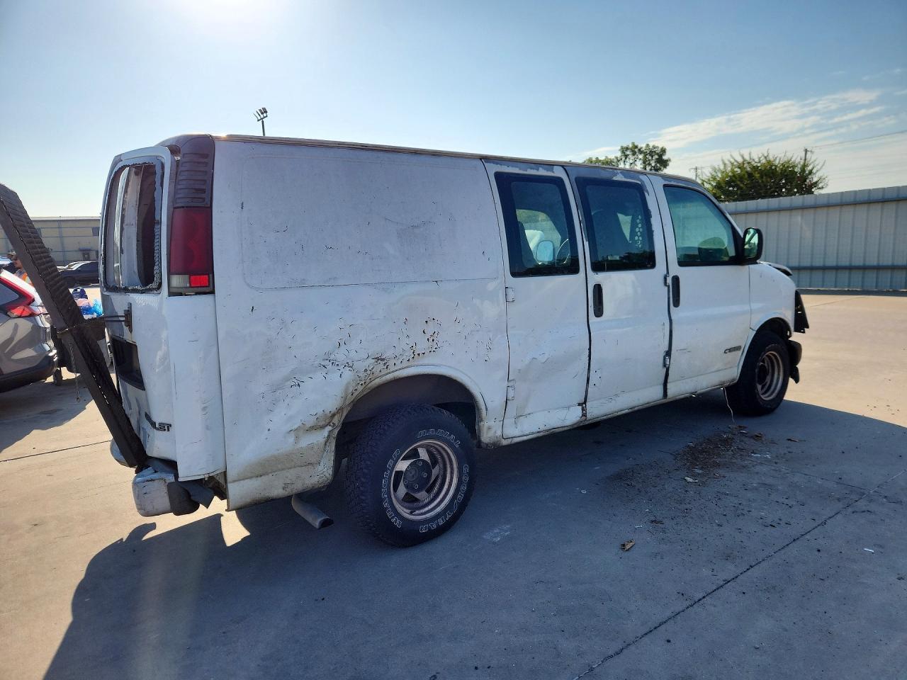 2000 Chevrolet Express G1500 - Фото 3