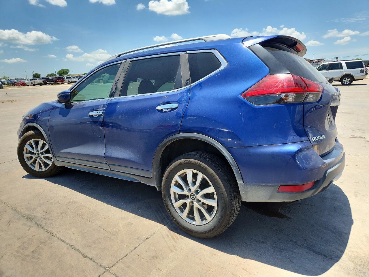 2017 Nissan Rogue Sv - Image 2