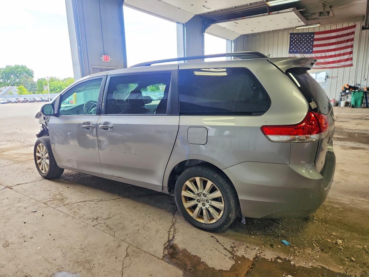 2011 Toyota Sienna Xle 7-Passenger - Фото 2