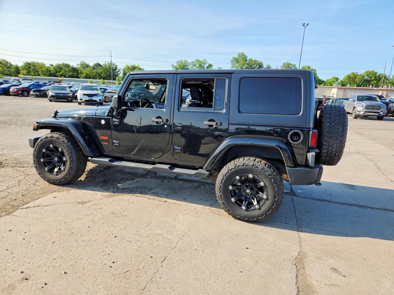 2014 Jeep Wrangler Unlimited Sahara - Image 2