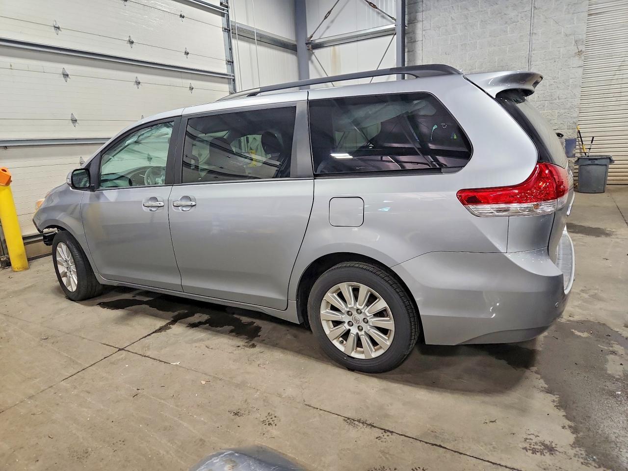 2013 Toyota Sienna Limited 7-Passenger - Фото 2