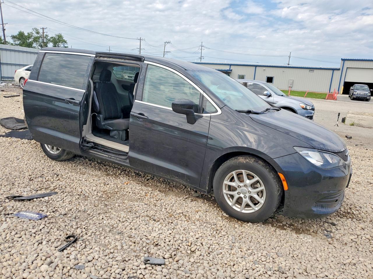 2017 Chrysler Pacifica Touring - Image 4
