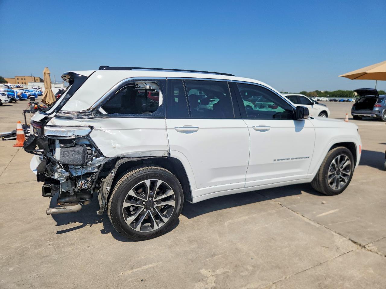 2023 Jeep Grand Cherokee Overland 4Xe - Image 3