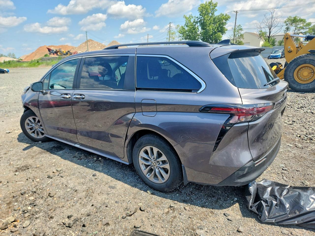 2024 Toyota Sienna Xle - Image 2
