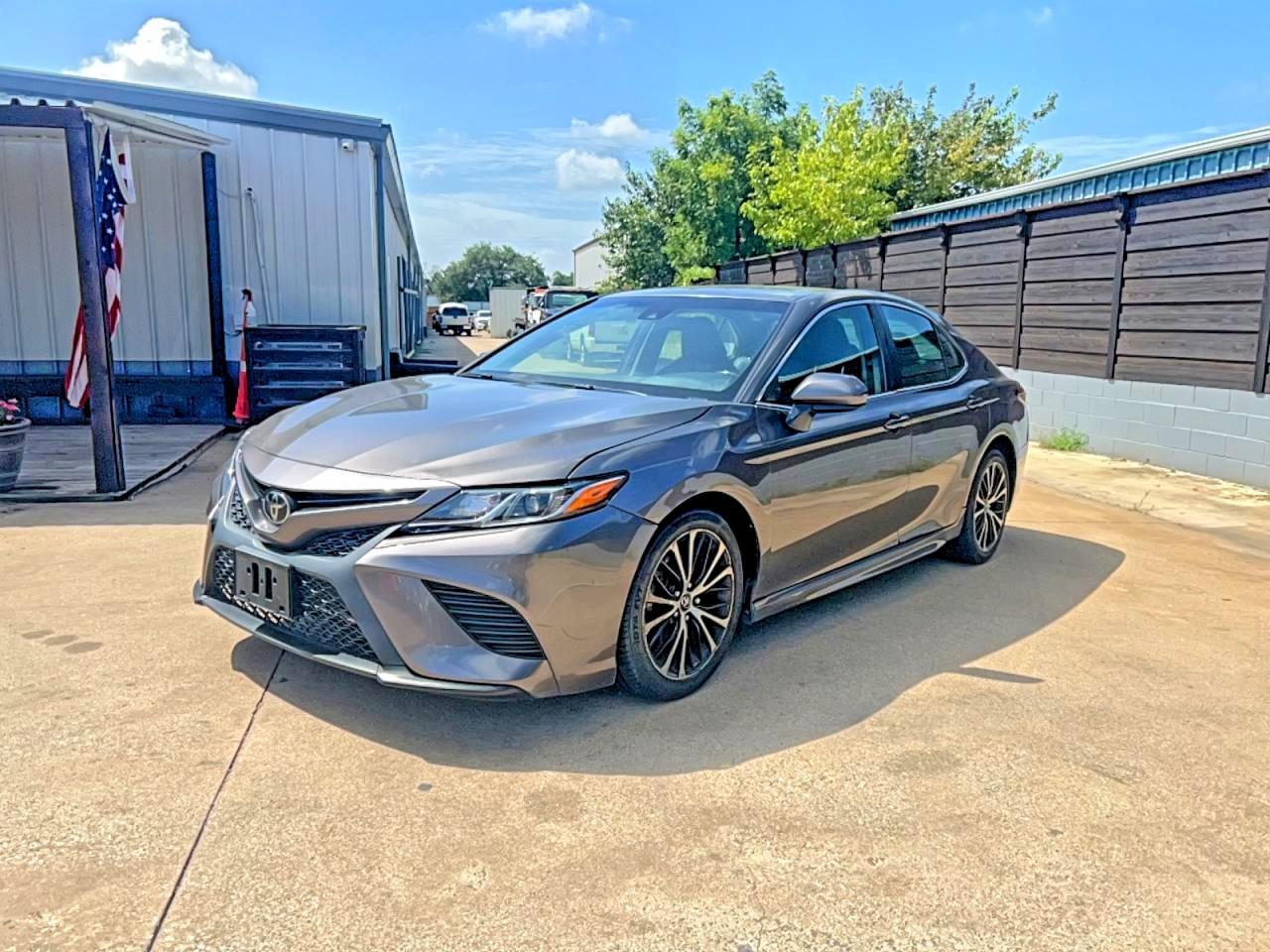 2019 Toyota Camry Se - Фото 2