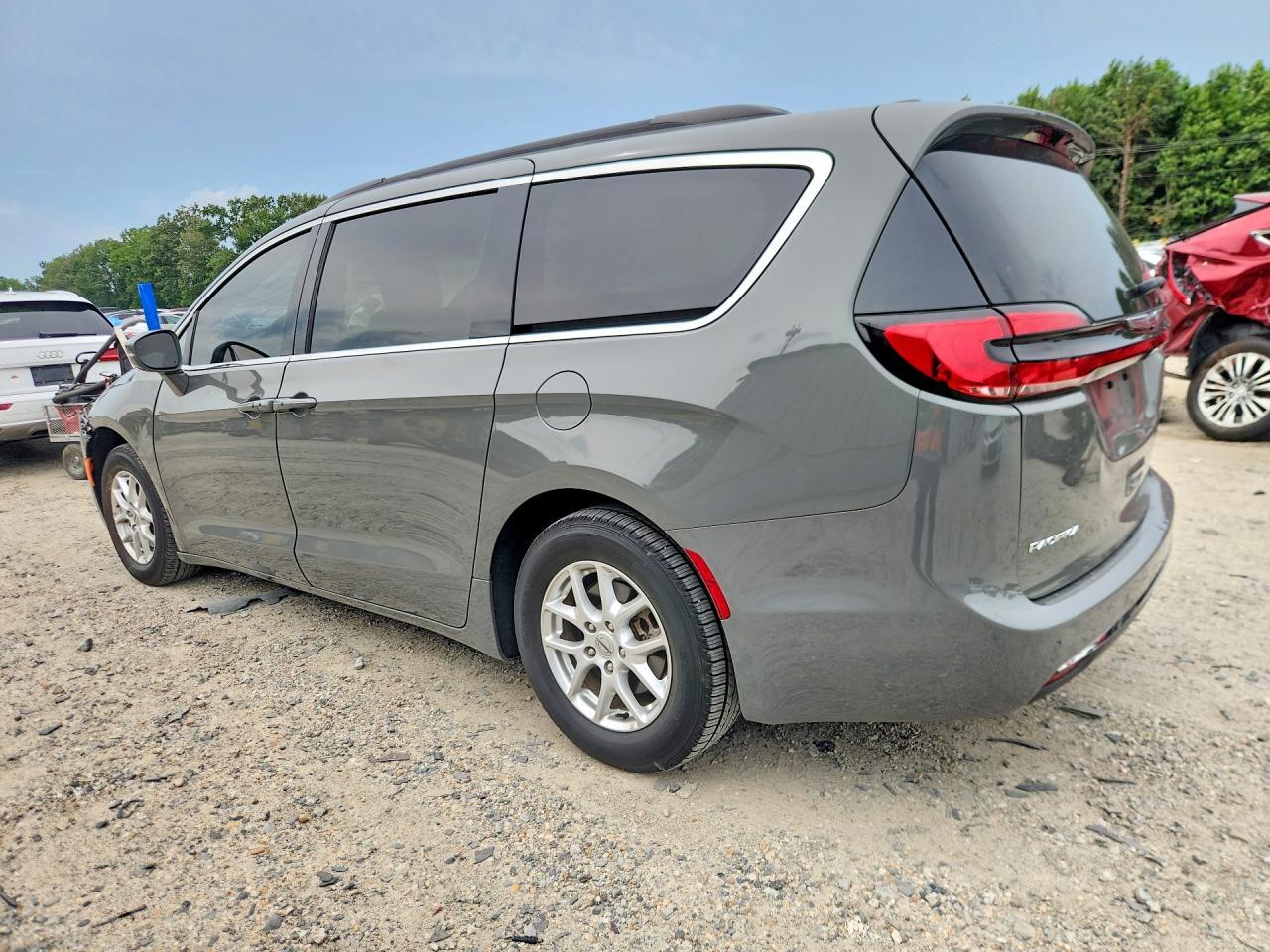 2022 Chrysler Pacifica Touring L - Image 2