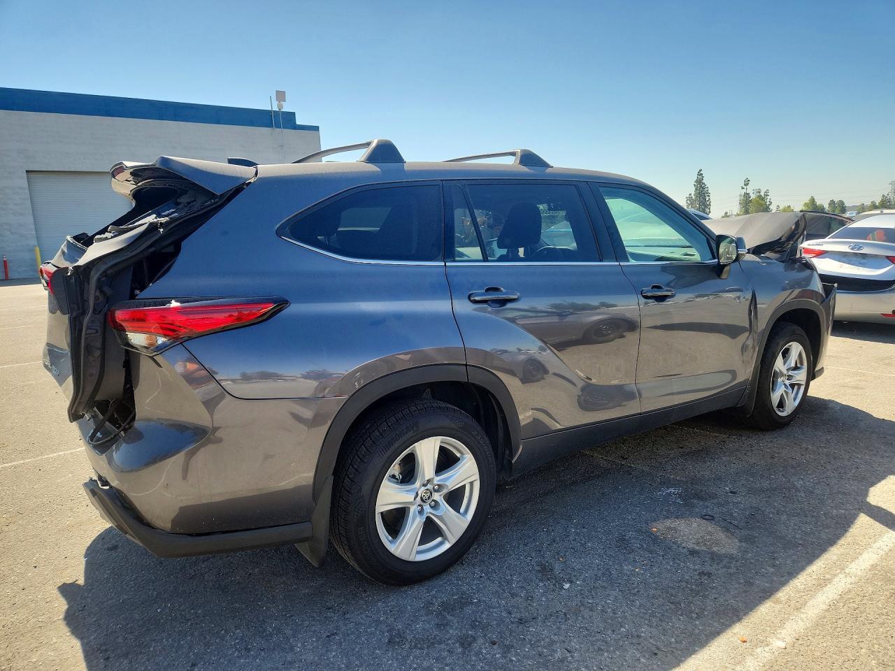 2022 Toyota Highlander Le - Image 3