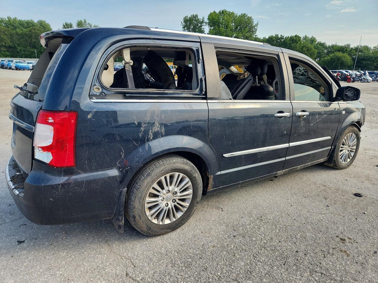 2014 Chrysler Town & Country Touring L - Фото 3