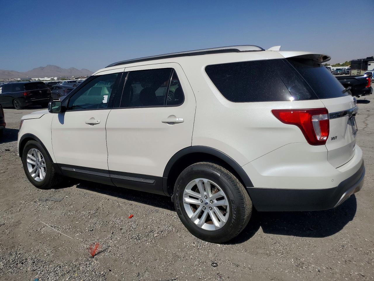 2017 Ford Explorer Xlt - Фото 2