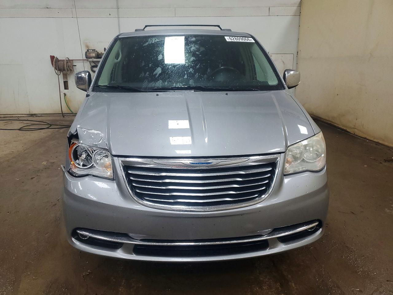 2013 Chrysler Town & Country Touring L - Фото 5