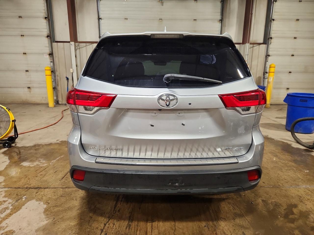 2017 Toyota Highlander Se - Фото 6