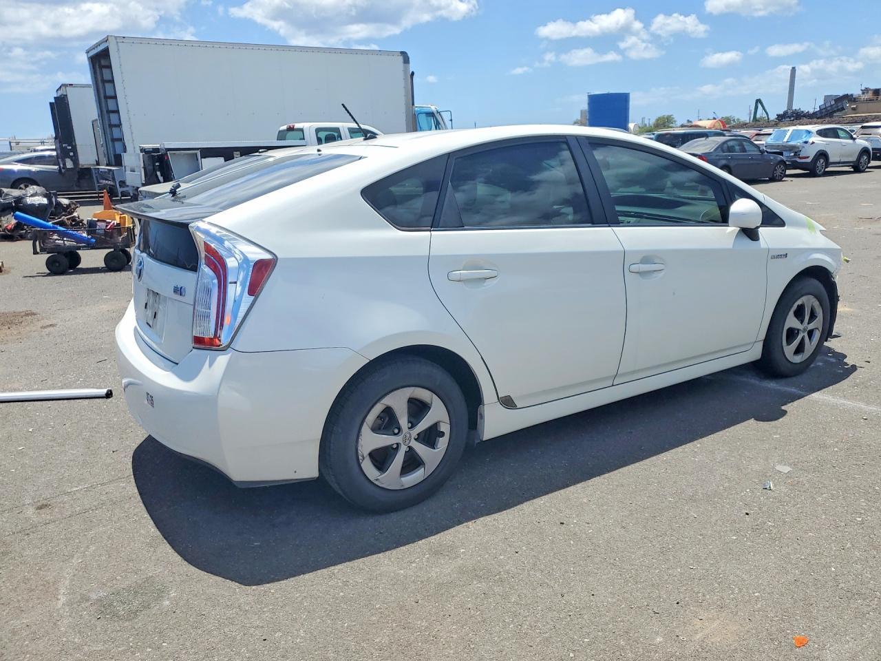 2015 Toyota Prius One - Фото 3