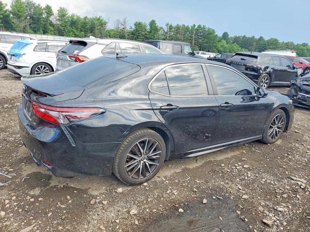 2021 Toyota Camry Se - Фото 3