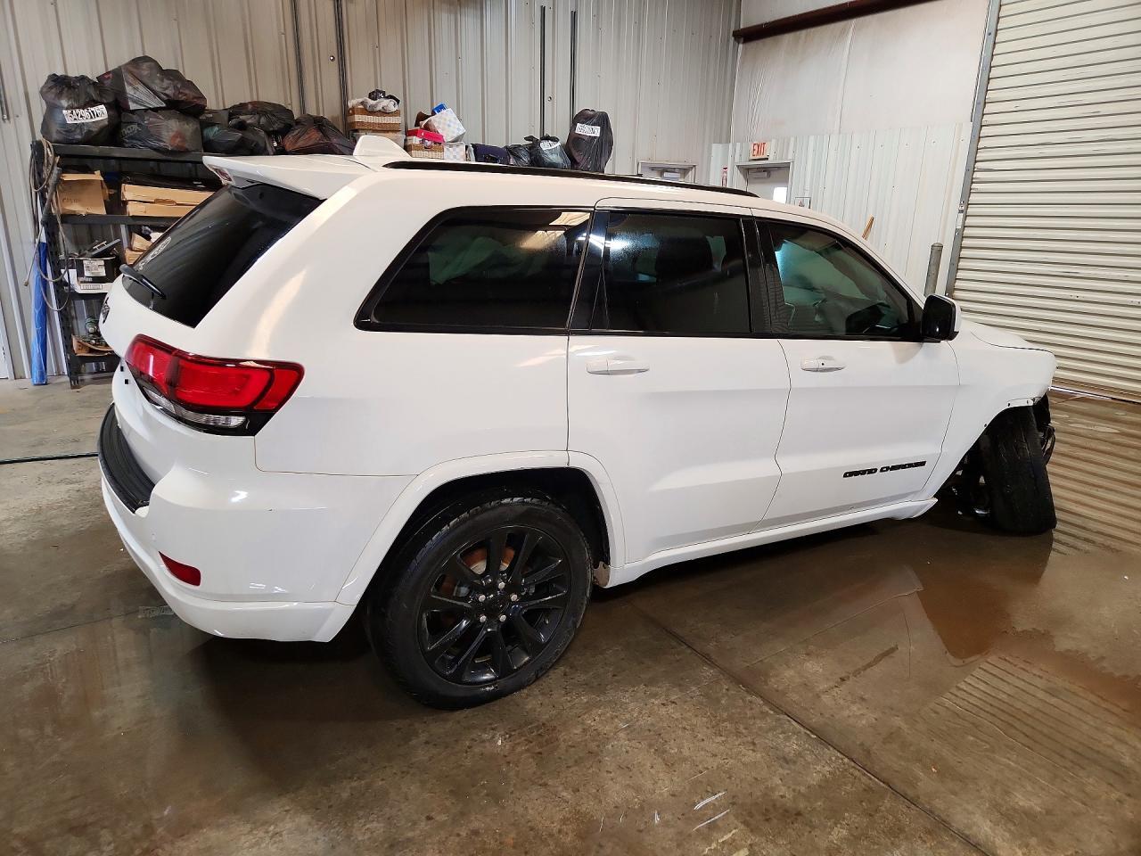 2018 Jeep Grand Cherokee Laredo - Image 3
