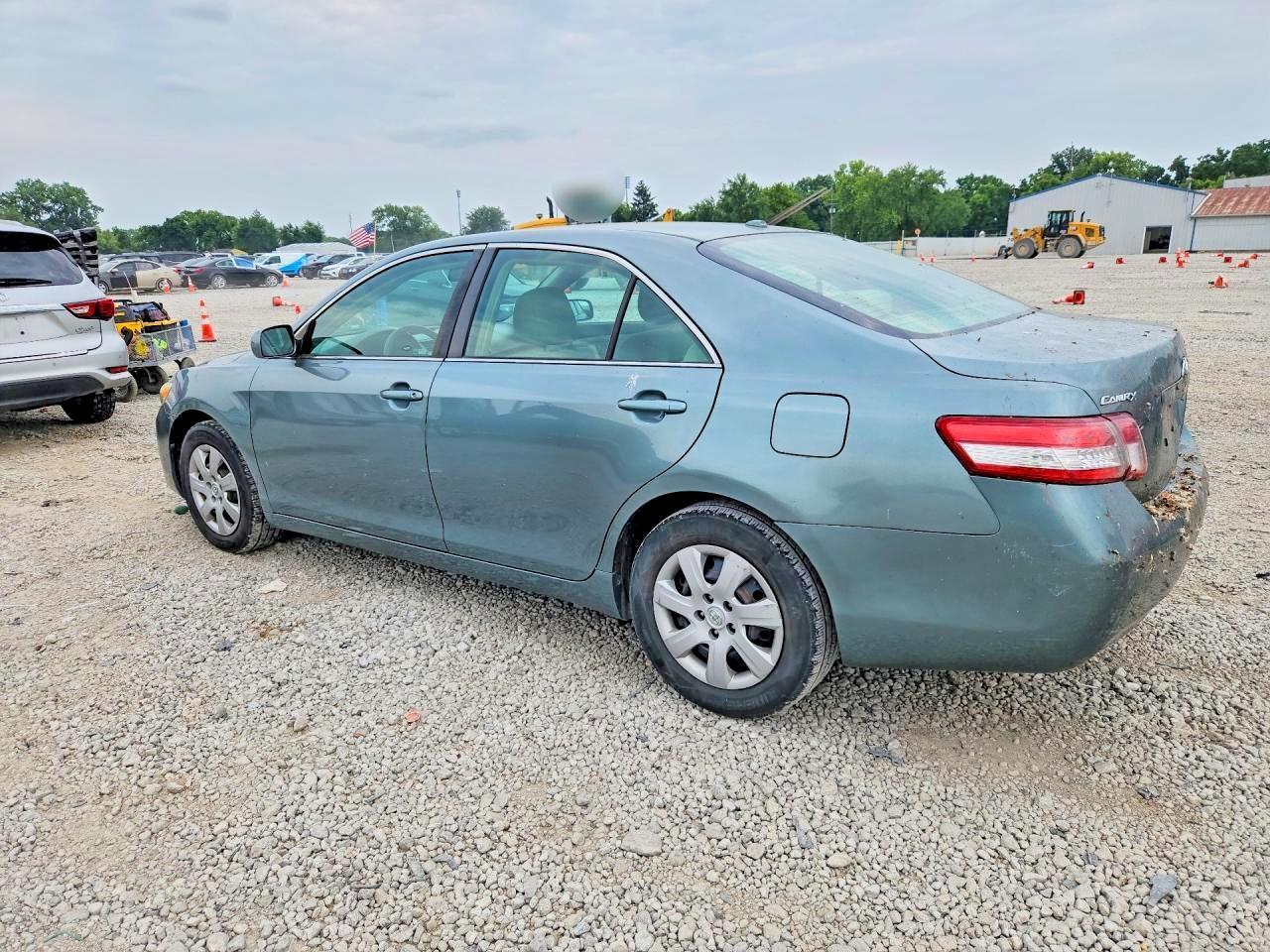 2011 Toyota Camry Le - Фото 2