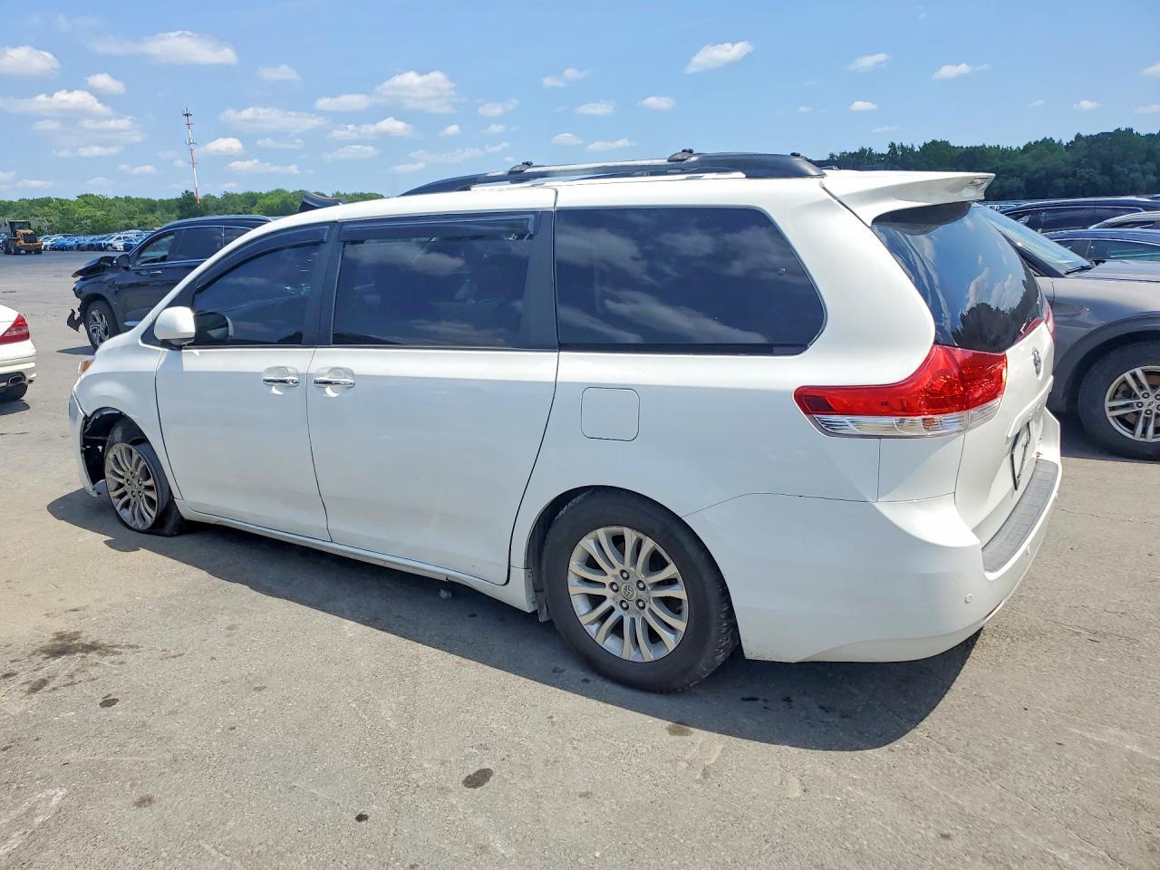2011 Toyota Sienna Xle 8-Passenger - Image 2