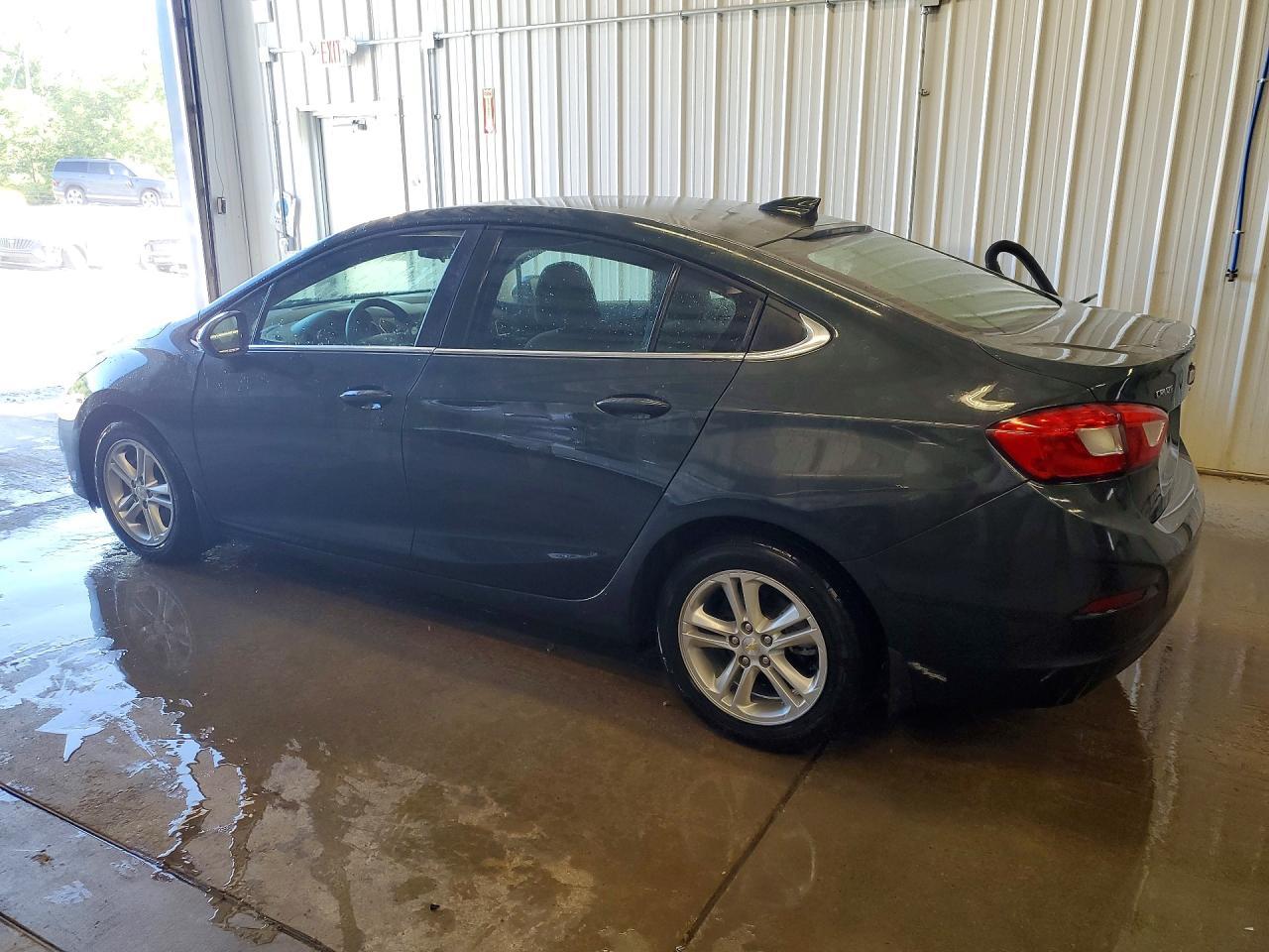 2018 Chevrolet Cruze Lt - Image 2
