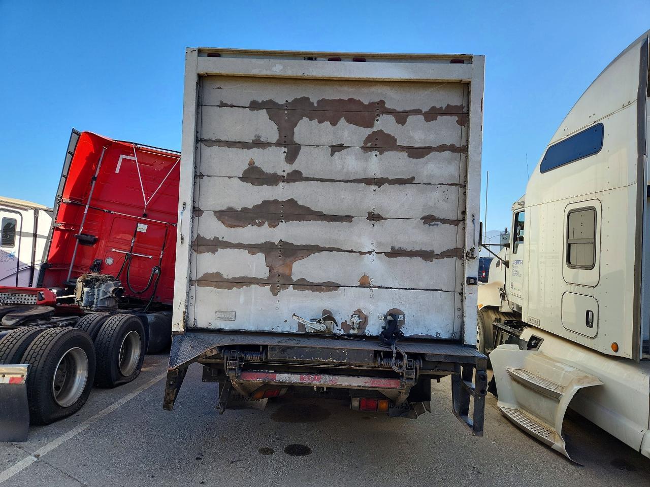 2011 Isuzu Npr Hd Box Truck - Image 6