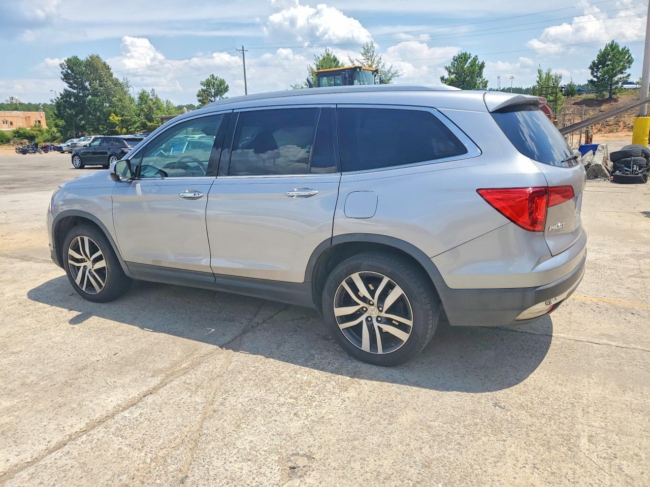2016 Honda Pilot Touring - Image 2