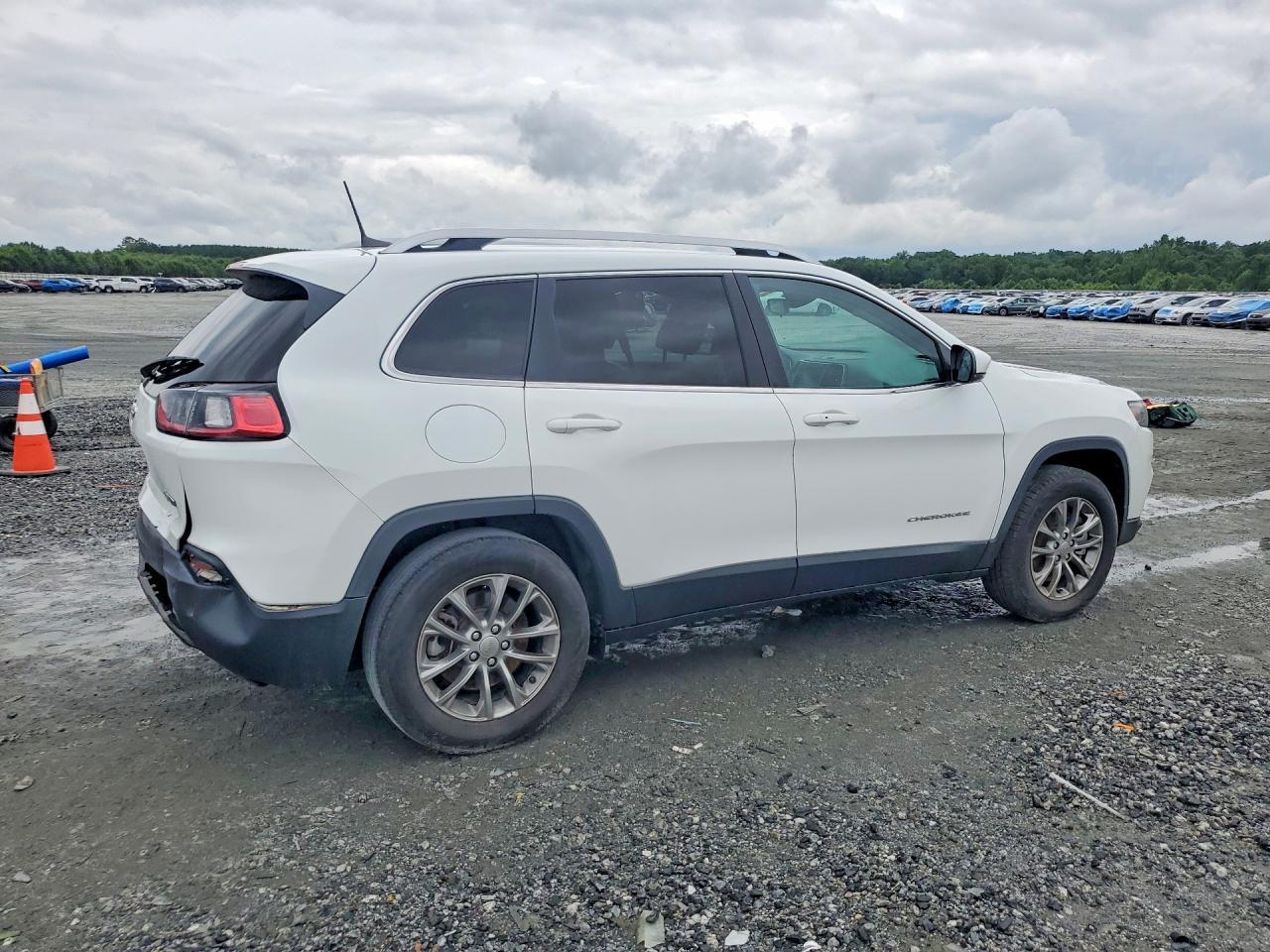 2021 Jeep Cherokee Latitude Plus - Image 3