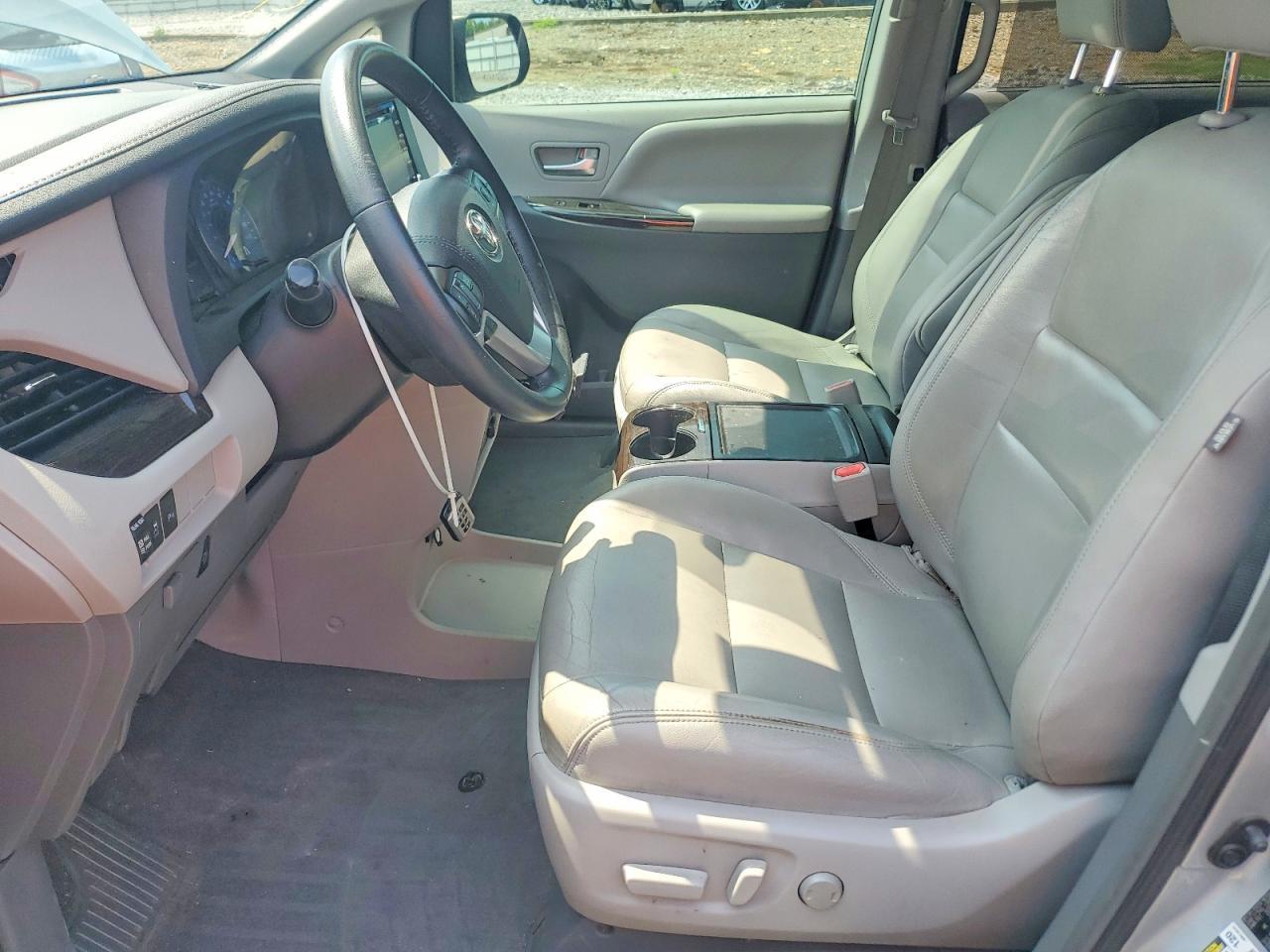 2019 Toyota Sienna Xle Premium 8-Passenger - Image 7