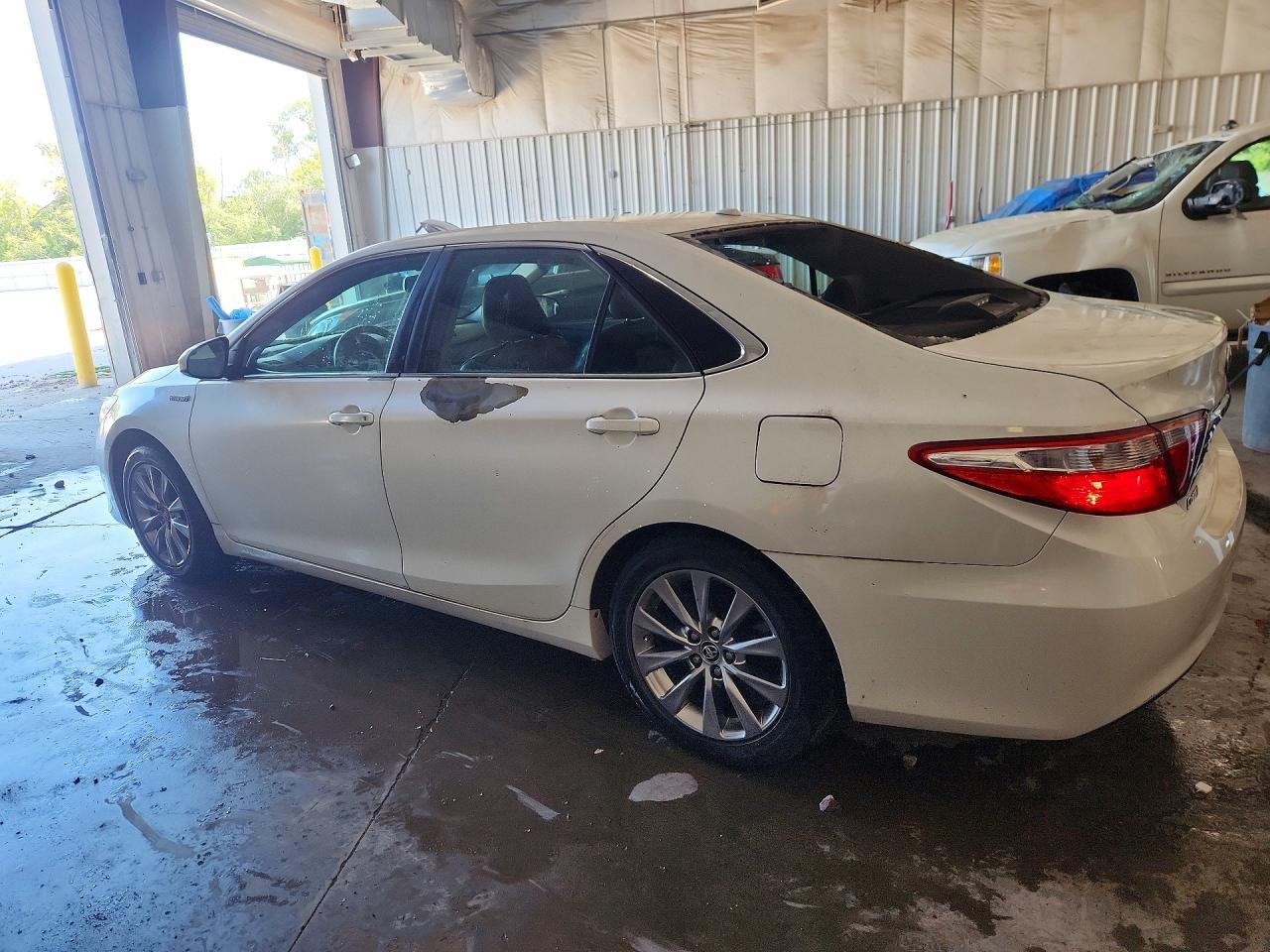2015 Toyota Camry Hybrid Xle - Image 2