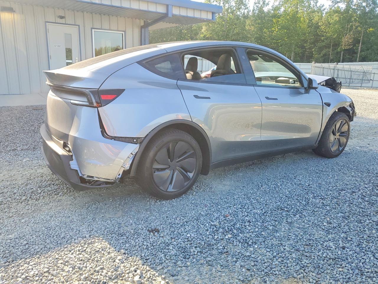 2026 Tesla Model Y - Фото 3