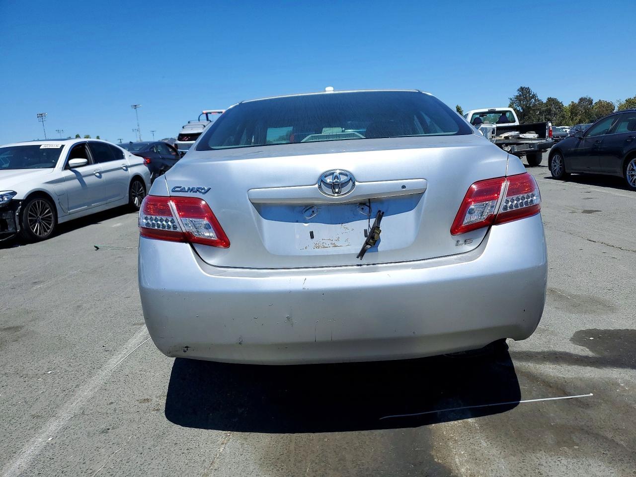 2011 Toyota Camry Le - Фото 6