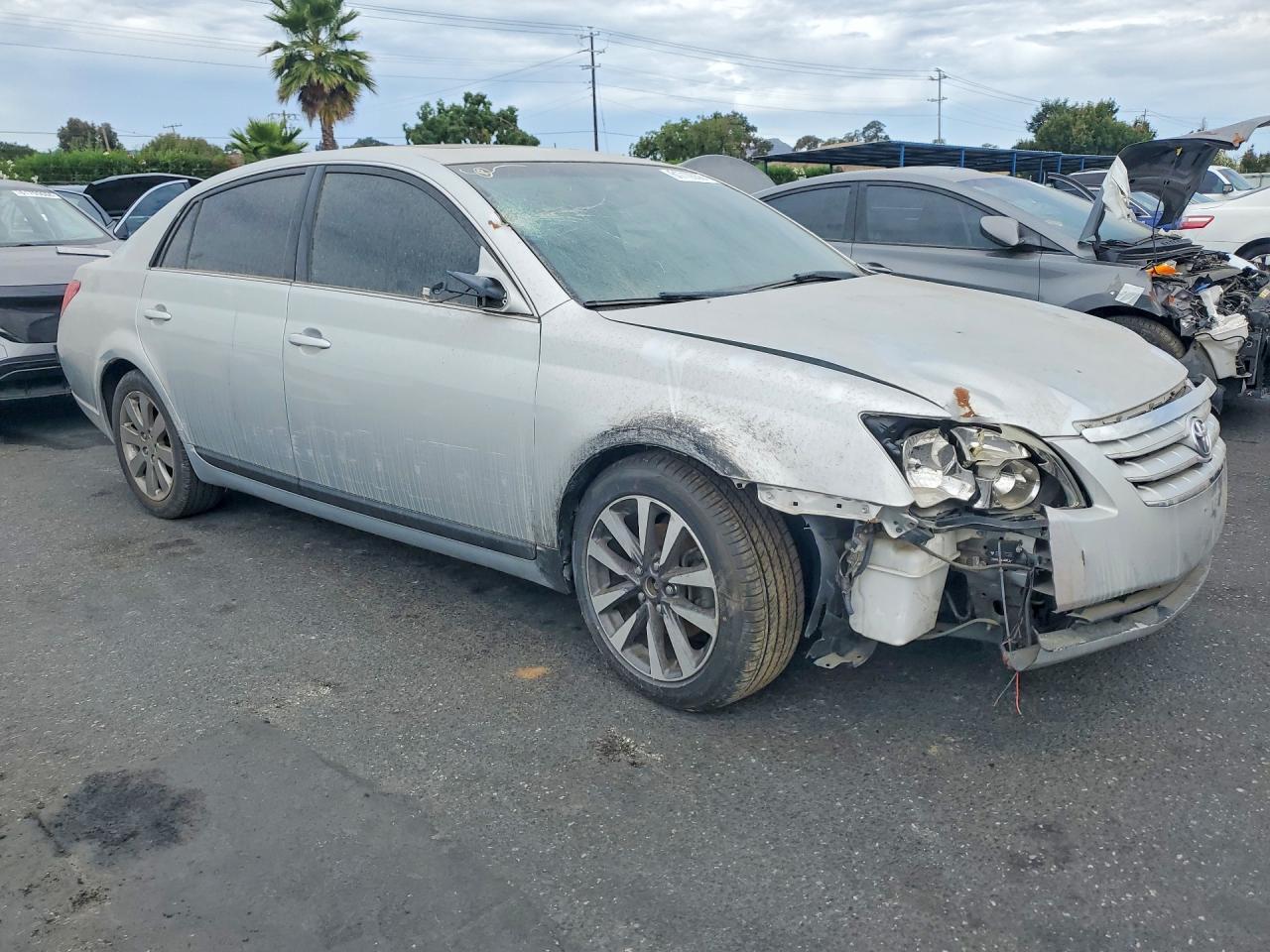 2005 Toyota Avalon Touring - Image 4