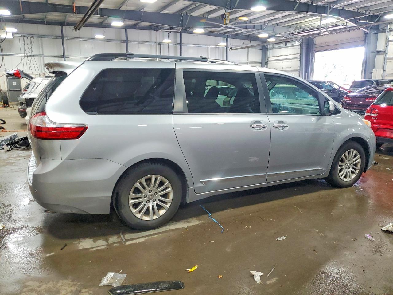 2015 Toyota Sienna Xle Premium 8-Passenger - Фото 3
